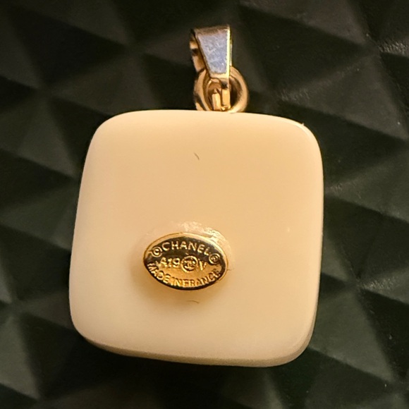 Chanel White cloud With Gold CC Zipper pull |Bag Charm | Pendant - Picture 2 of 3
